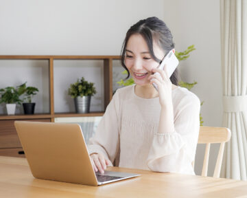 電話で話す女性