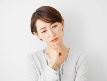 考え込む若い女性