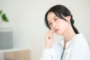 悩んで見上げる女性