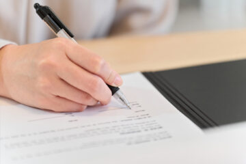 契約書にサインする様子